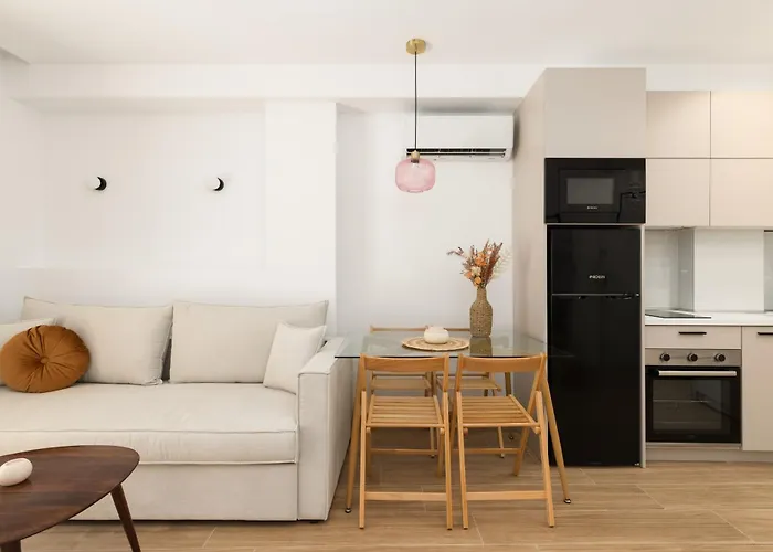 Lush Blush Luxury By Binobi! * 塞萨洛尼基